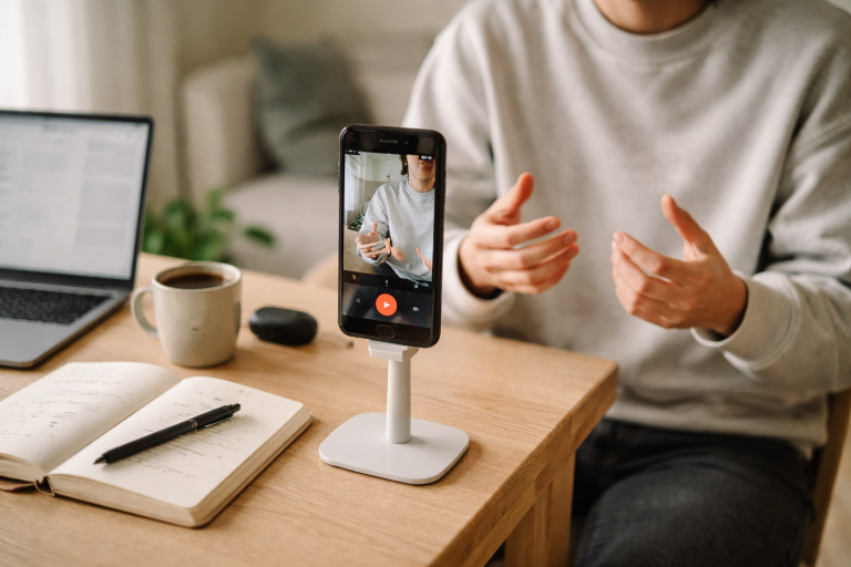 Anti-cringe på dansk: Sådan laver du TikTok og Reels der føles naturlige